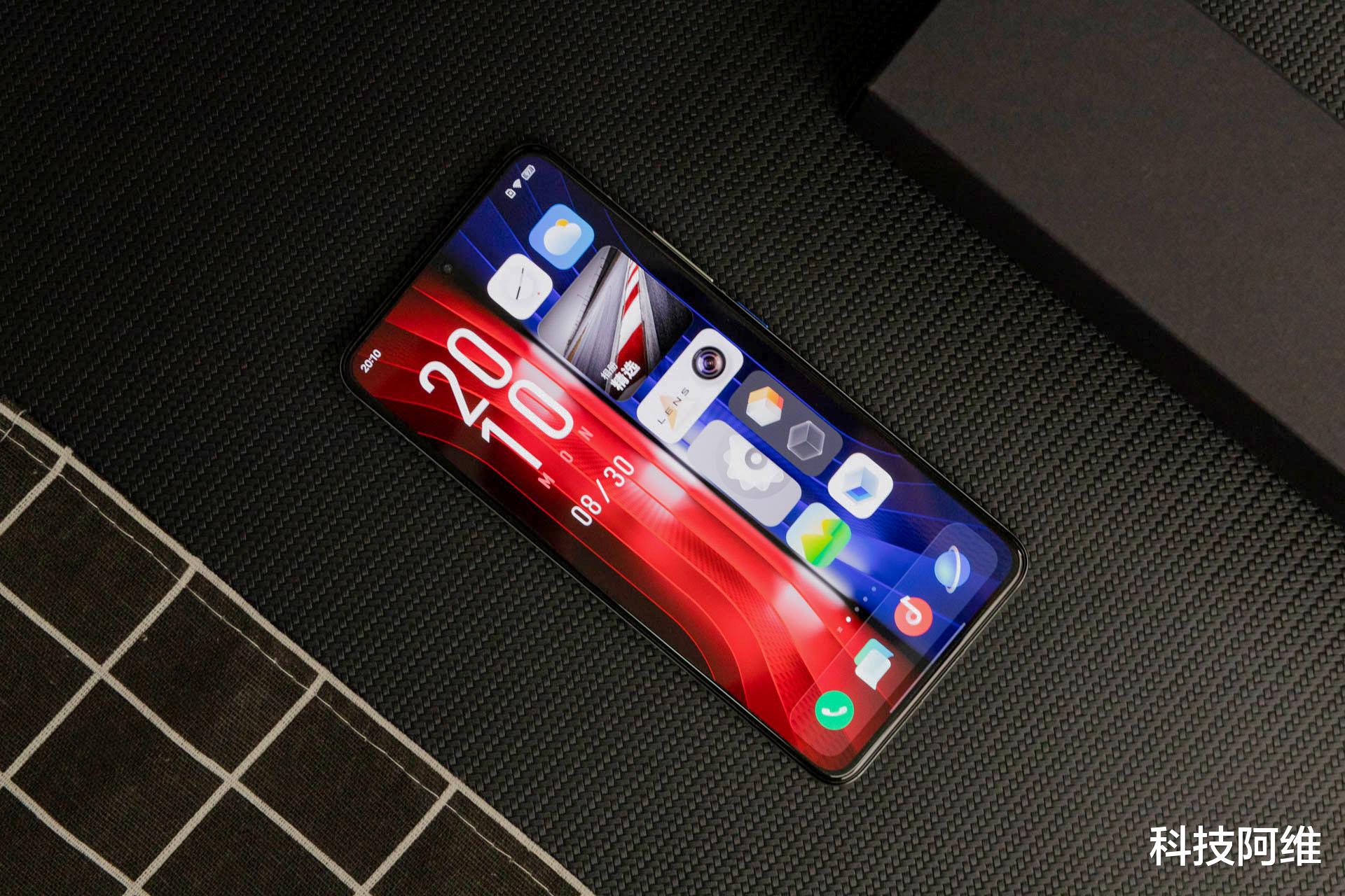 iqoo|发布三个月下跌400元，12GB+256GB+120W闪充，顶配旗舰已重回低价