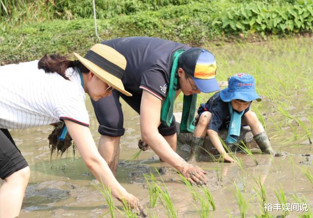 郭晶晶|霍启刚仨儿女正面照曝光！一家五口逛花市，郭晶晶穿长筒靴好靓丽