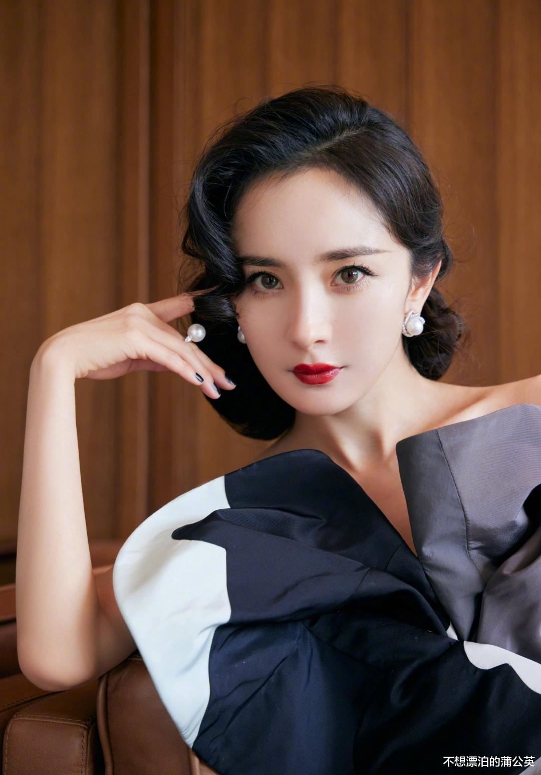 春晚|杨幂15宫格游客照出炉，日常穿平底鞋腿细得像竹竿，化女团妆不输95后