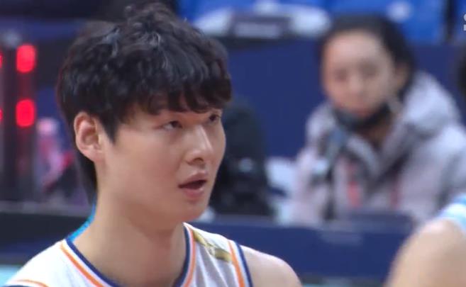 新疆男篮|112-121，新疆6连败！本土新核仅16分，恭喜李春江，替补奇兵17分