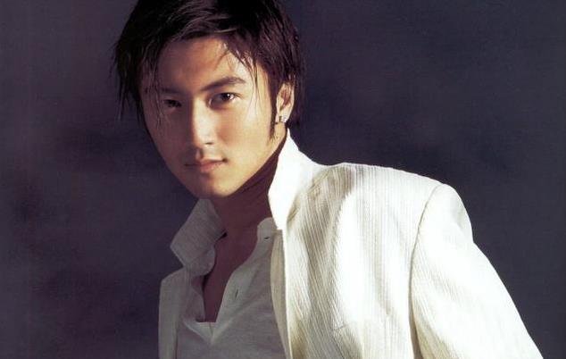 刘德华|谁还记得40年前刘德华亲吻的婴儿？今已是国际巨星，名气比肩华仔