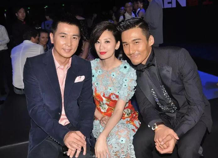 潮帮先生 贾静雯难逃发福，穿蓝色抹胸裙秀身材，转身瞬间却暴露“妈妈肚”