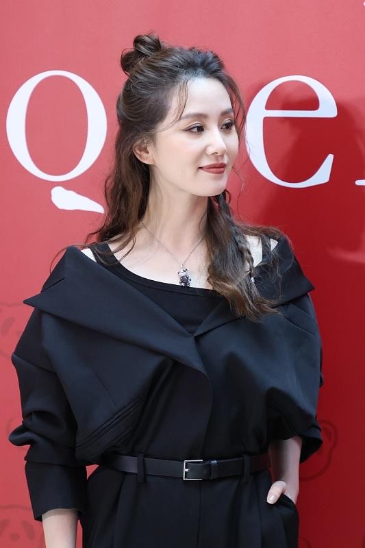 刘诗诗|每次看刘诗诗生图都觉得很美，就算她穿一身黑，都很有仙气