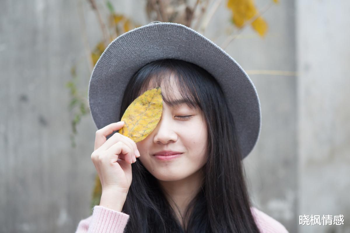 晓枫情感 女人出现这些“身体语言”,其实是在暗示你追求她