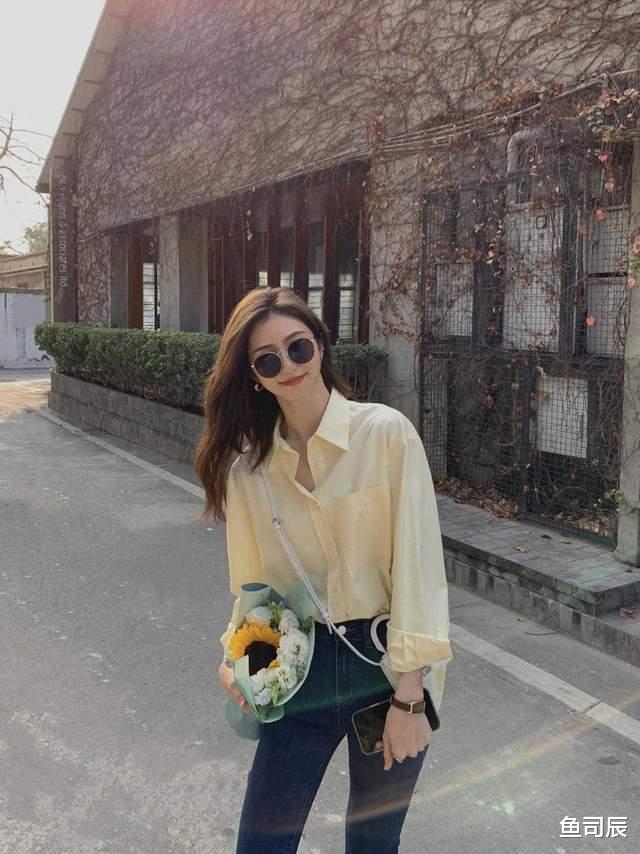 鱼司辰|初秋，梨形身材和成熟脸怎么穿？浅蓝色西服搭配连衣裙，温柔优雅