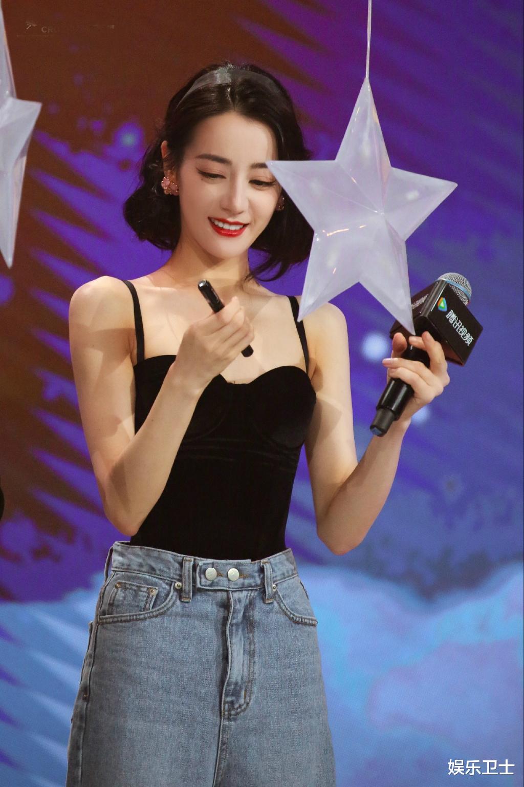 迪丽热巴|荣耀夫妇发糖！杨洋发文问迪丽热巴还气吗，热巴甜蜜回复还喂杨洋吃包子