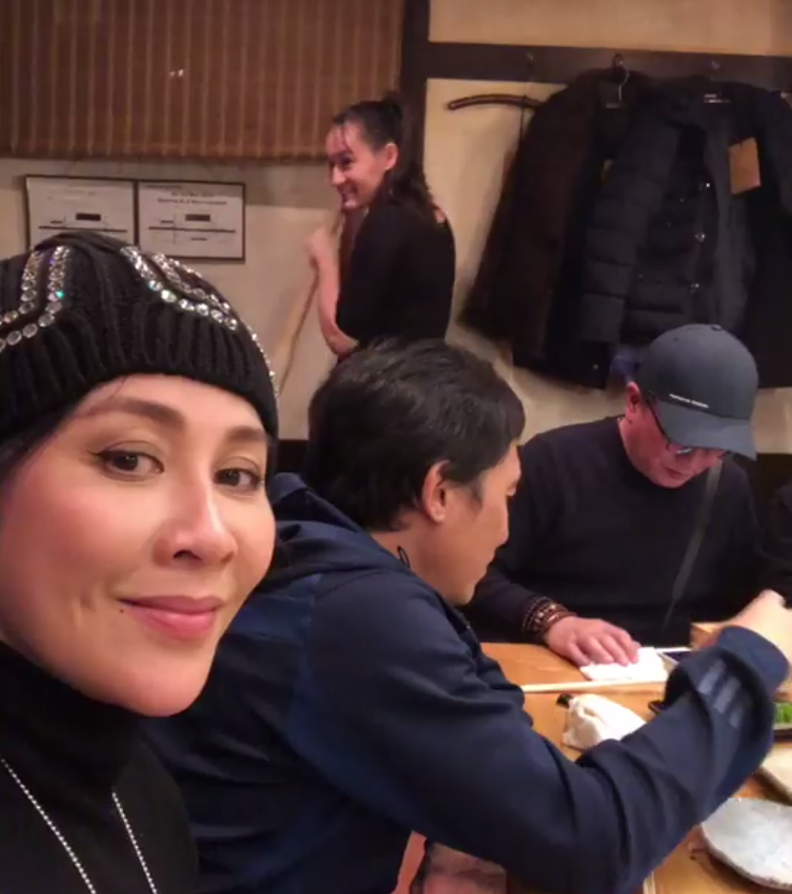 刘嘉玲|刘嘉玲56岁生日派对现场曝光，好身材艳压全场，梁朝伟穿西装腼腆亮相