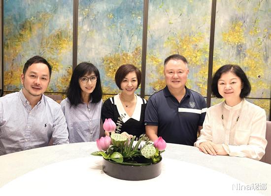 杨采钰|米雪庆66岁晒照庆生，老戏骨穿T恤扎马尾逆生长，男友人贴脸送玫瑰祝福