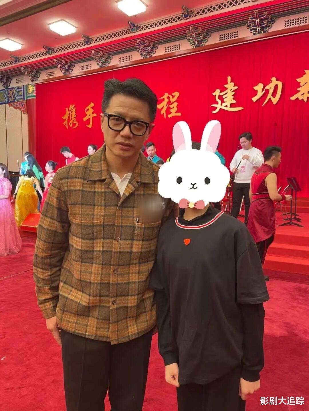 张韶涵|华仔段奕宏跨年夜上新闻联播，一身中山装帅呆，张韶涵红裙站c位