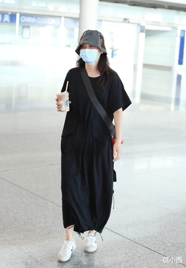 蓓小西|梅婷与老公走机场,穿宽松黑裙子配渔夫帽,简约低调却蛮有高级感