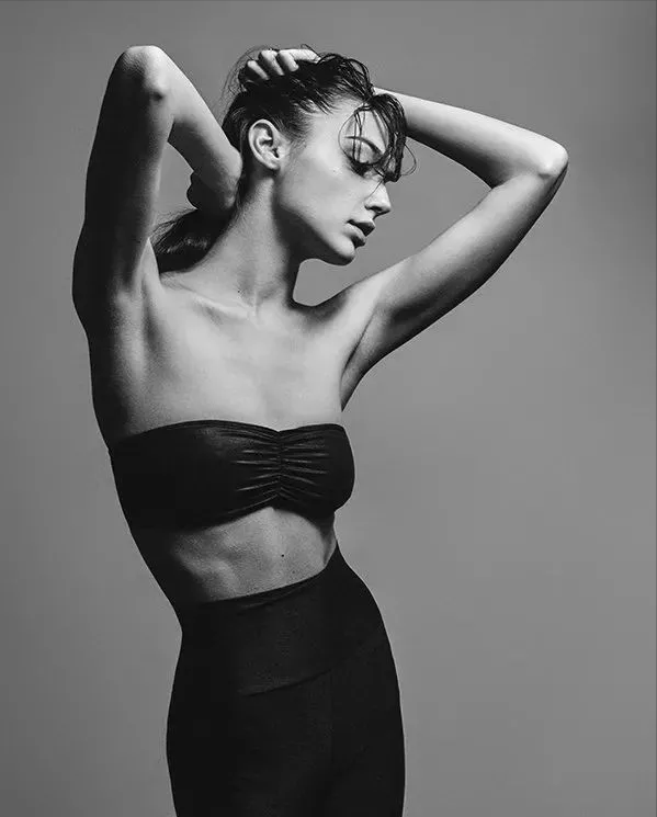 白雪公主|恶毒皇后居然比白雪公主更美？大长腿让人舔屏，36岁吊打一众小花