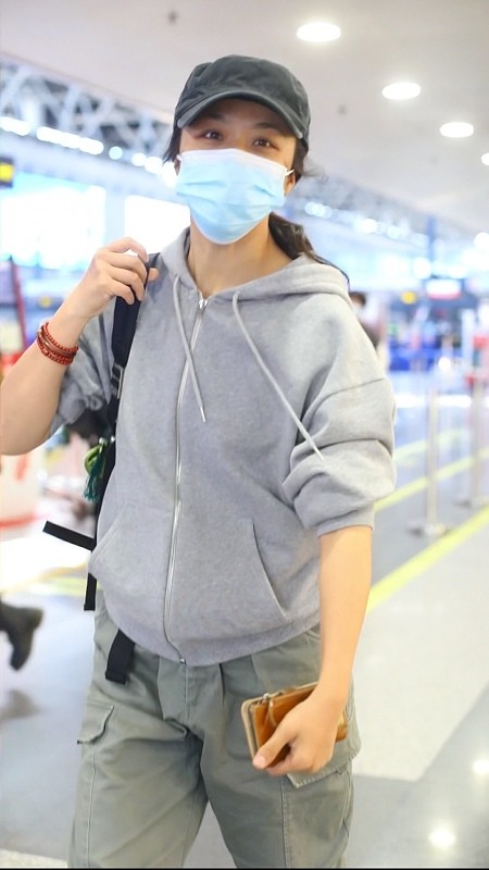 BiuVogue 汤唯的气场真强，素颜穿上卫衣，服装普通藏不住高级感