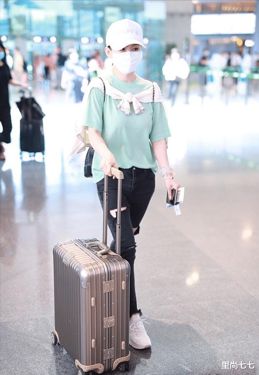 潘晓婷|九球天后潘晓婷终于高调，穿健美裤在机场秀身材，拎2万5包超阔气