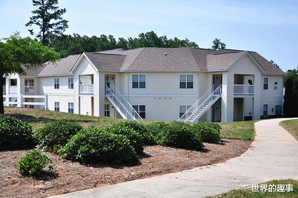 交易 美国男子侵占相邻地产修车库 主人怒拆半间屋丢过去