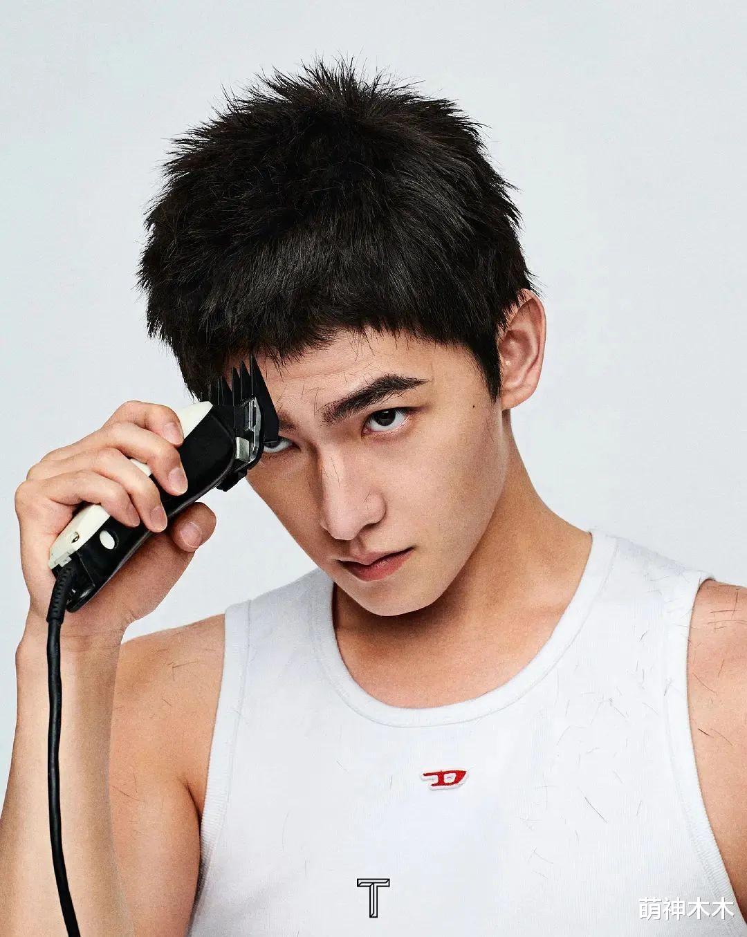 杨洋|杨洋新杂志硬照引热议，造型被嘲太油腻，他又把手放嘴里了