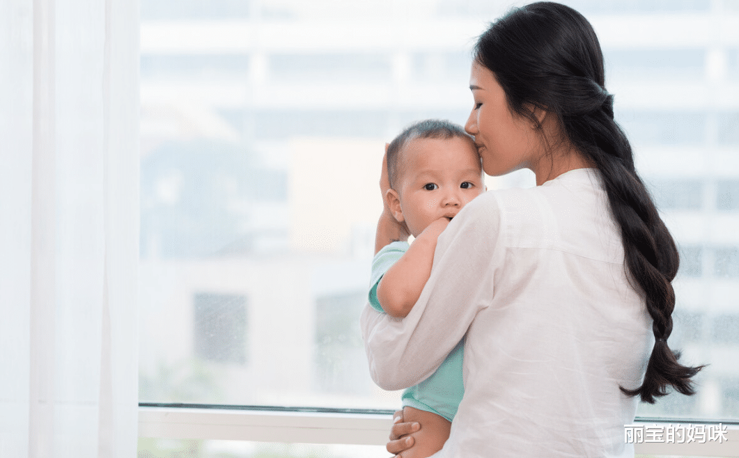 丽宝的妈咪|有种错误带娃叫“抱孩子出门”，妈妈虽轻松，但宝宝却有苦说不出