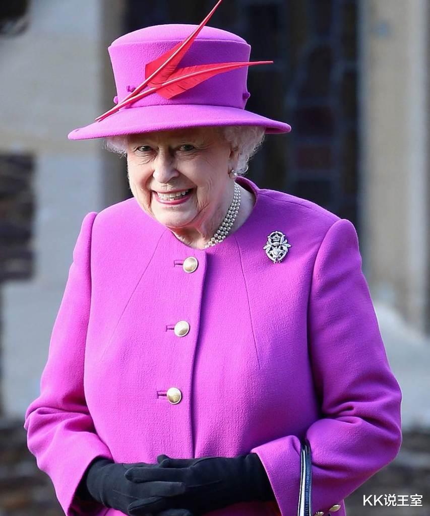 李沁|英王室羽毛帽：女王戴上优雅满分，尤金妮公主戴上却变成紫菠萝