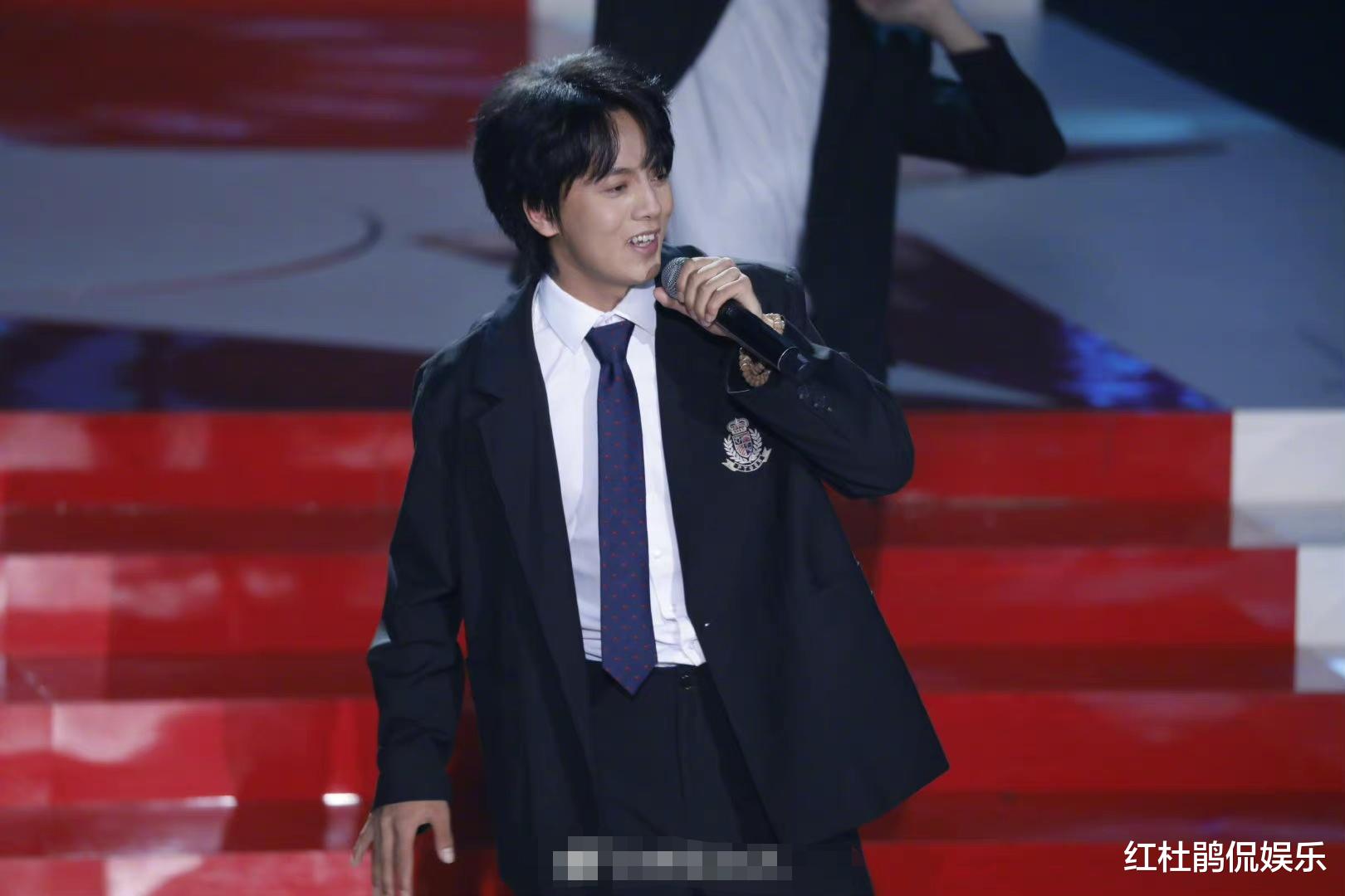 黄国伦|《星光大道》年赛10进8，单人车轮战，守山大叔晋级让黄国伦不满