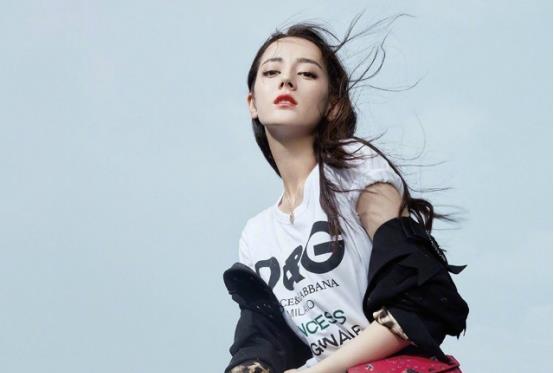 迪丽热巴|像演员迪丽热巴这样，可甜可萌的漂亮姐姐，谁不爱呢