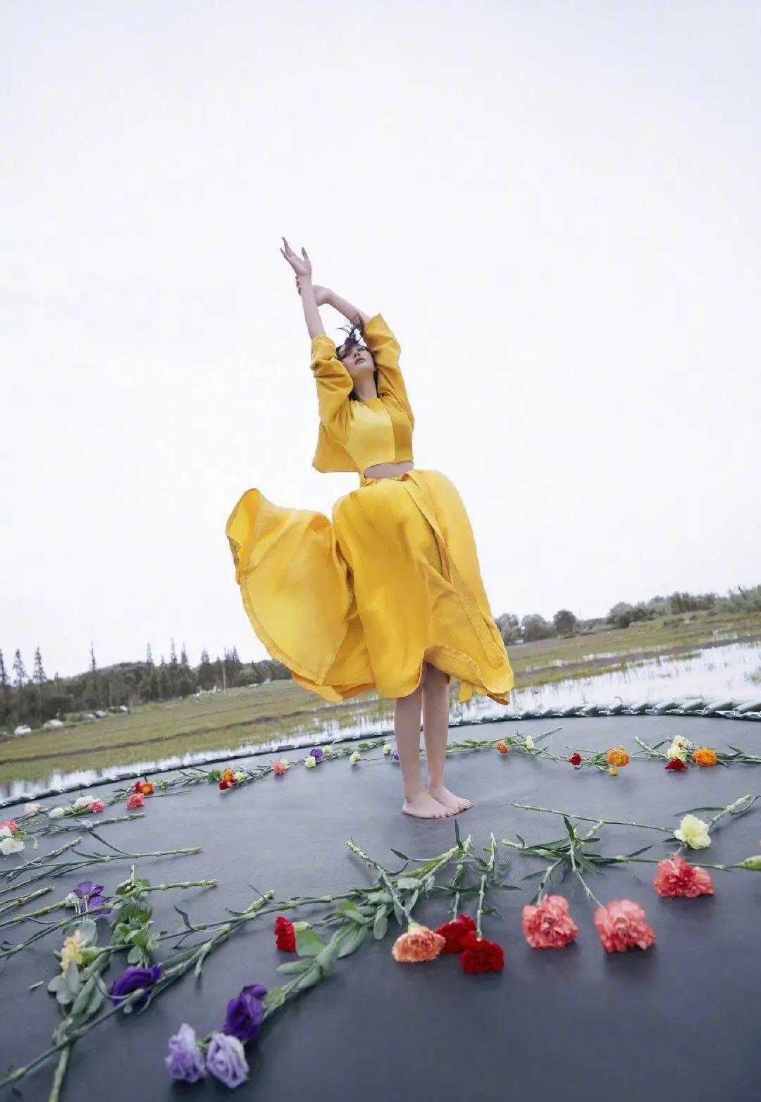 张馨予|张馨予公路野生大片，展露曼妙曲线放飞自我，超级性感！