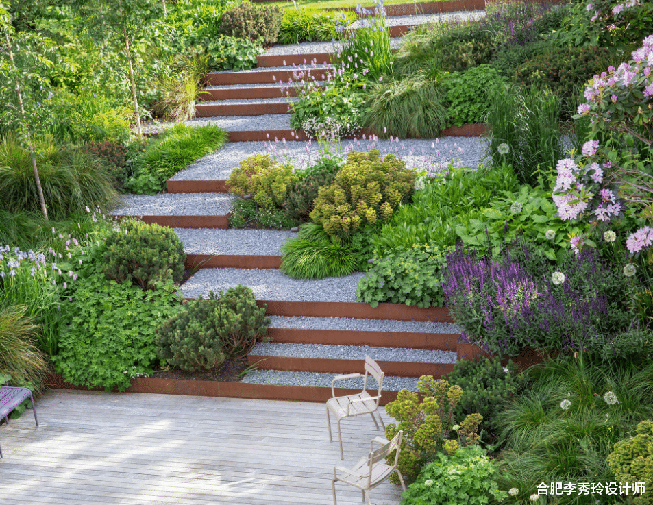 庭院做成阶梯式，不用打水泥，废旧金属框填满石砾，一层又一层