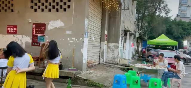 周兰育儿日志|四川一大排档：女子穿短裙当街跳舞，有的男顾客看到羞红了脸