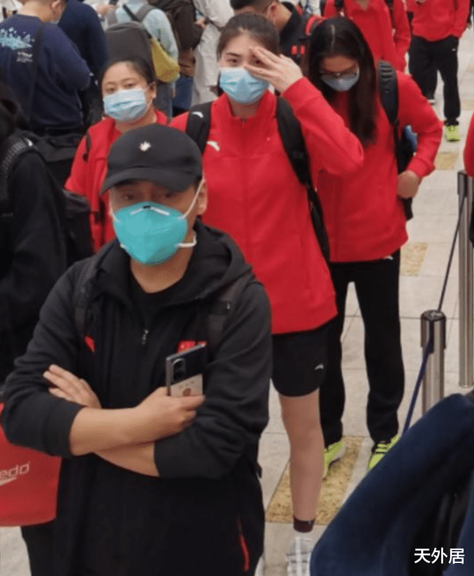 婵真|全红婵真可爱!大家都玩手机,她抓紧时间到处看,张雨霏短裤抢戏