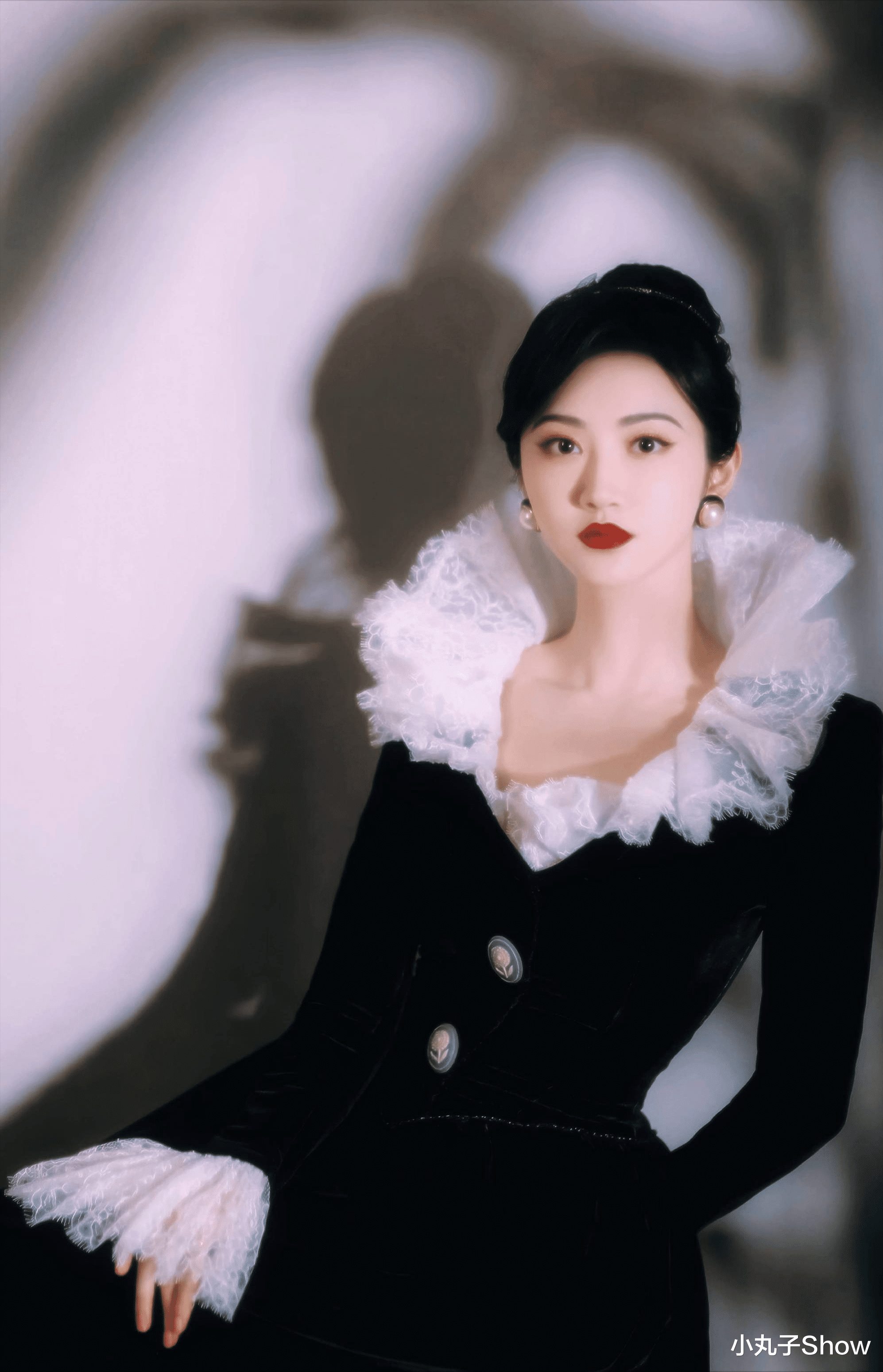 黎姿|化身黑天鹅！景甜拍摄复古风时尚大片，天鹅颈又细又长，美得离谱