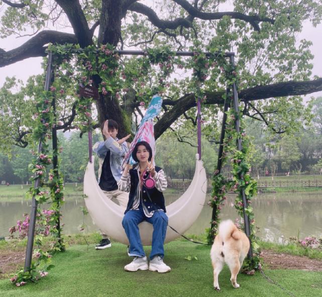 彭昱畅|彭昱畅拿水枪喷妹妹，张子枫脱口而出3个字，关系好坏一目了然