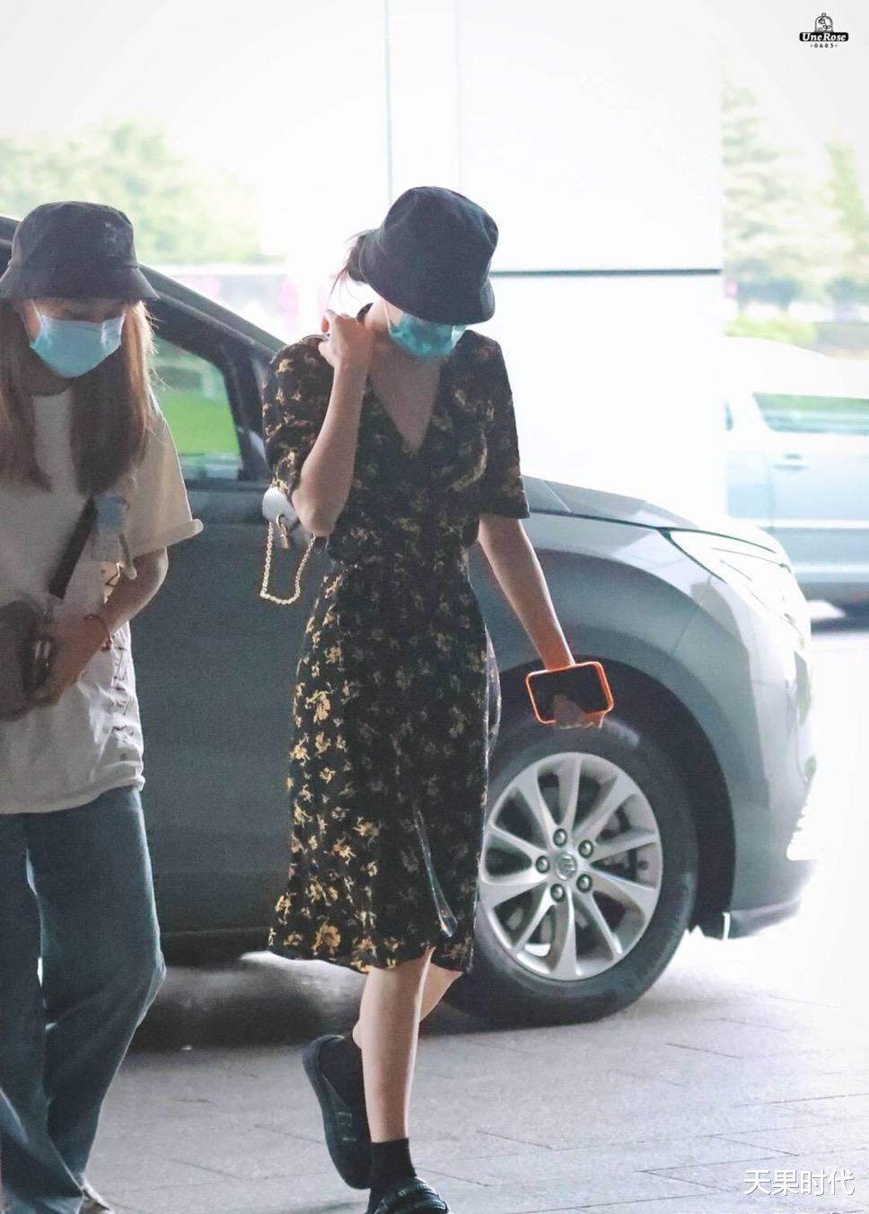 天果时代|热巴下班路透照，收腰碎花裙时尚又洋气，简约穿也掩不住大明星范