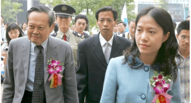 杨振宁|98岁的杨振宁，如何称呼小自己20岁的岳父母，仅6字体面又显情商