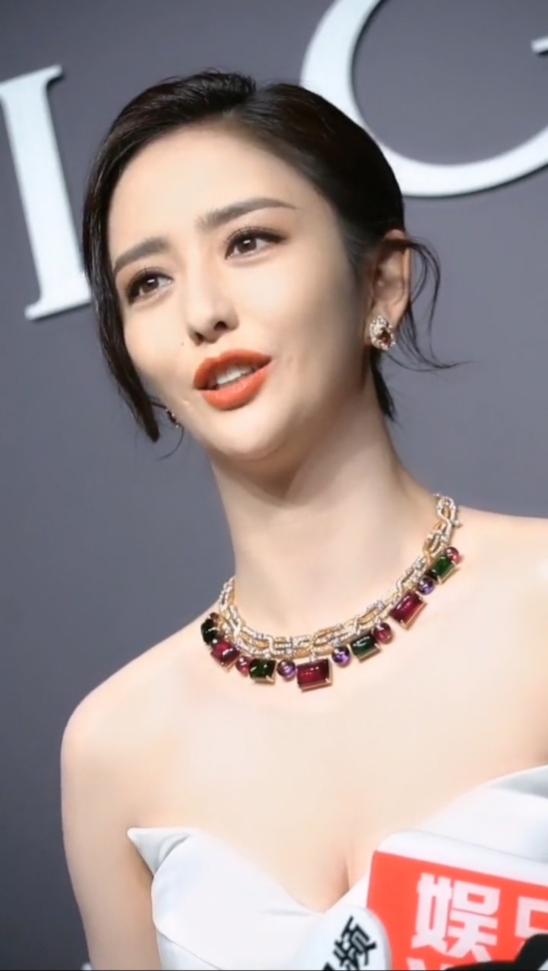 佟丽娅|佟丽娅白色高开衩礼服出席走红毯这气质造型绝了