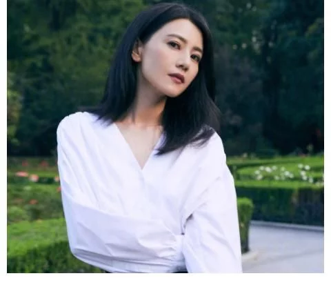 高圆圆|41岁高圆圆私照，清纯仍似少女，手捂胸口防走光