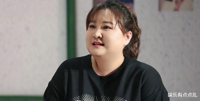 贾玲|张小斐向贾玲炫耀: 想不想穿高定礼服走红毯, 贾玲的回应让人笑翻