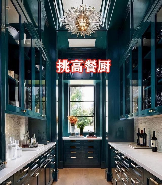 挑高客厅能行，餐厅我也试试，上下分层设计，空间开阔收纳也翻倍