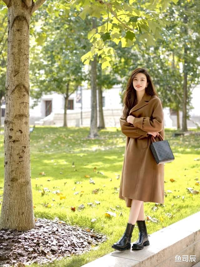 鱼司辰 今冬流行的“小黑裙”正火，搭配上大衣和羽绒服都超美，高级时髦