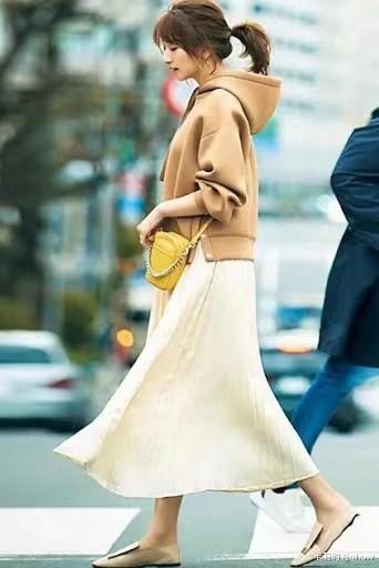 卡莉时尚show|卫衣才是早秋的正确打开方式，时髦气质又有女人味，快点get起来