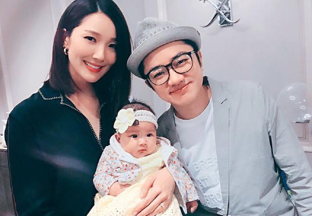 王祖蓝|李亚男晒迪士尼度假照，王祖蓝将女儿扛在肩膀上，爸爸力max