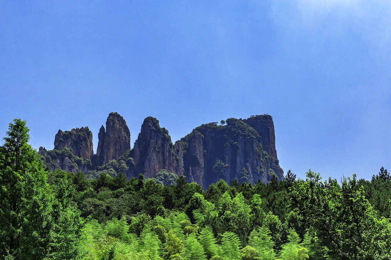 束河古镇 浙江一座国家AAAA级旅游景区的山，以观光揽胜、休闲度假为主要功能