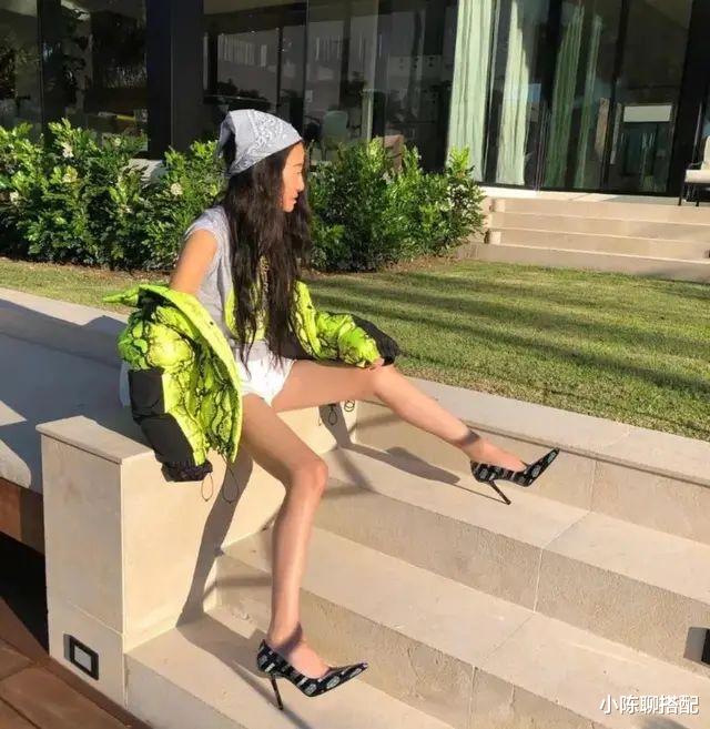 小陈聊搭配|72岁王薇薇胜似27岁少女，全网都在夸的时装设计师究竟有什么魔力