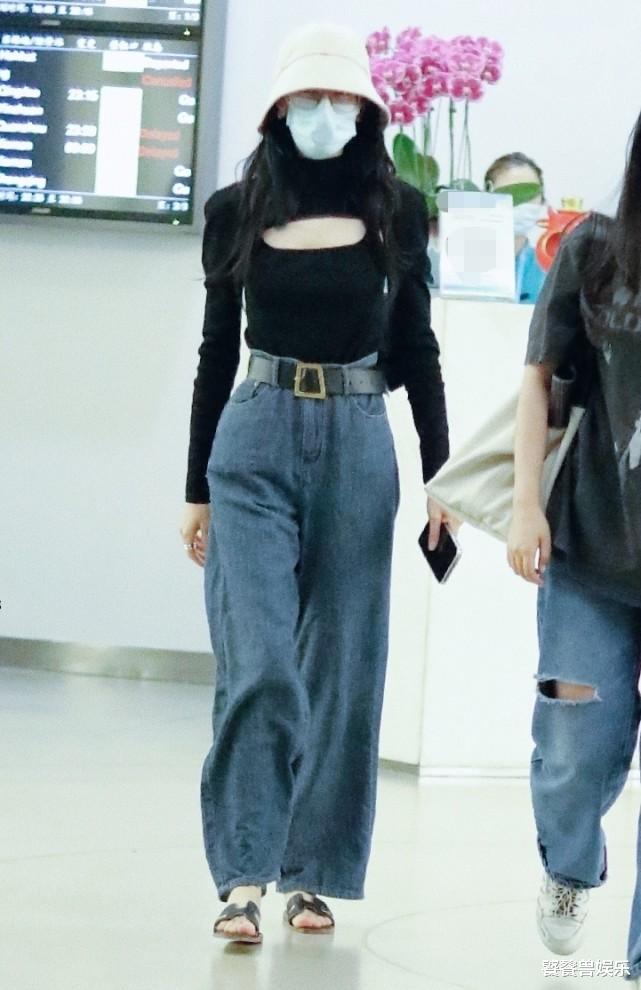 迪丽热巴|热巴深夜抵杭州，90花穿露背装秀火辣身材，穿拖鞋出场却抢了镜