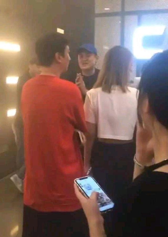 王思聪|有钱就是爷！王思聪没座位在酒吧排队，被工作人员连连作揖