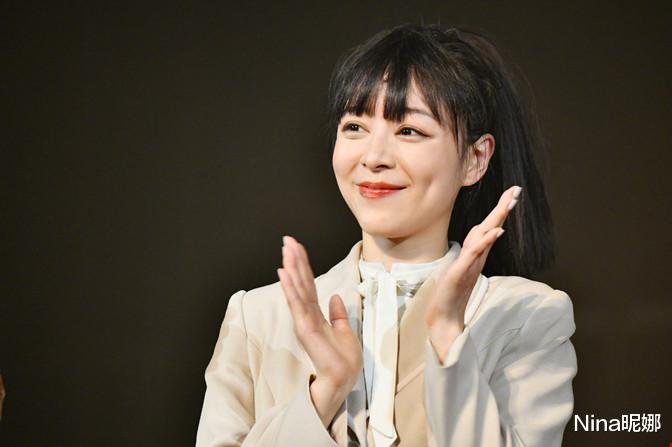 Nina昵娜|张静初久违走机场，穿衬衫直筒裤差点认不出，大热天戴帽为美真拼