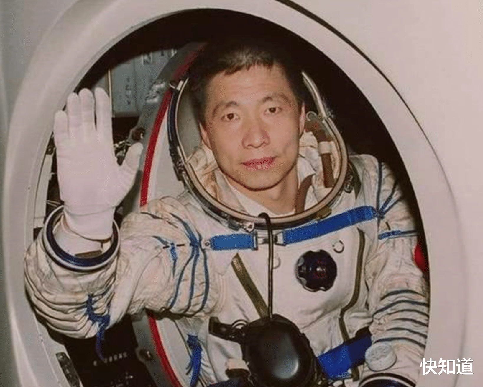 卫星 杨利伟进入太空为何要带把手枪?不是防备外星人,苏联教训不能忘