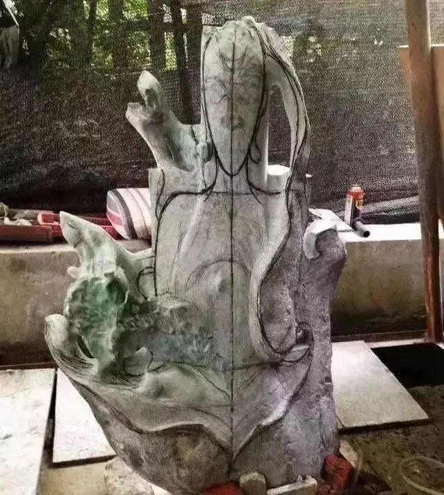 雕刻|雕刻师耗时4年，将100多公斤翡翠毛料雕成“马蜂窝”，暴涨千万！