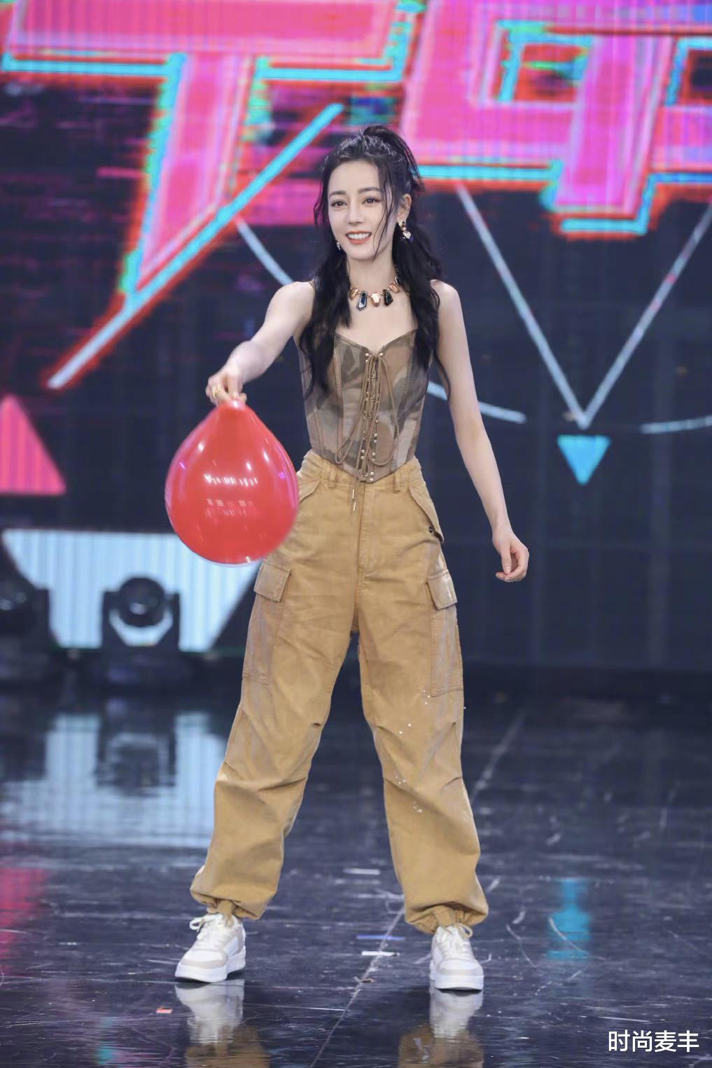 迪丽热巴|迪丽热巴上《快本》造型曝光，卡其色工装裤配吊带，巴掌腰让人羡慕