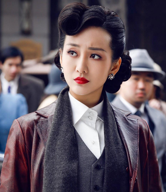 王鸥|来个人管管王鸥吧，故意将腰间掏空露出小蛮腰，这让人眼睛往哪看？