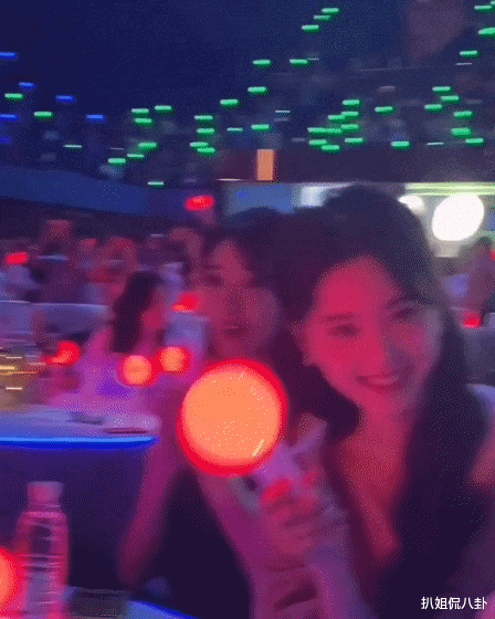 欧阳娜娜|欧阳娜娜和刘浩存同框比美,一个人间小天使一个木头美人,完胜