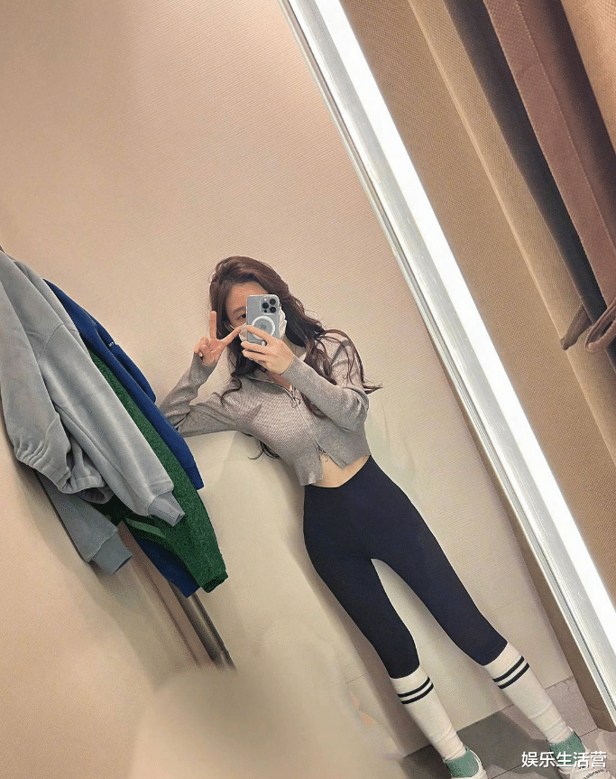 冯提莫|冯提莫秀马甲线，晒美食照变吃播，曝狂吃不胖秘籍，网友：离谱