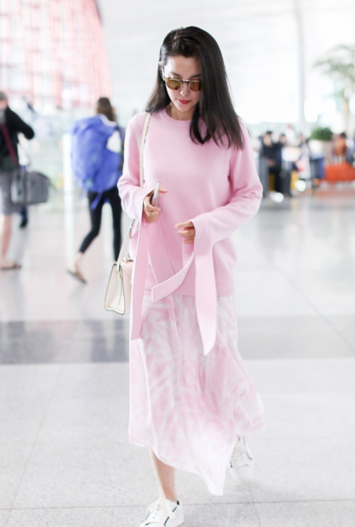 闲鱼有话说|李冰冰又扮嫩成功，穿一身粉色还有少女感，年近半百没有中年气息